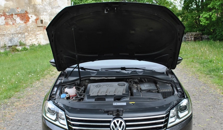 Volkswagen Passat cena 38700 przebieg: 312295, rok produkcji 2011 z Złotoryja małe 742